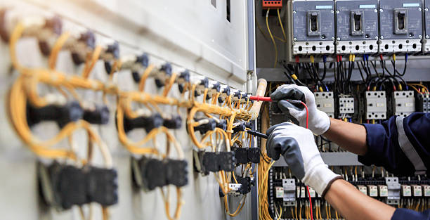 Professional Electrician technician working in Fort Hunt, VA